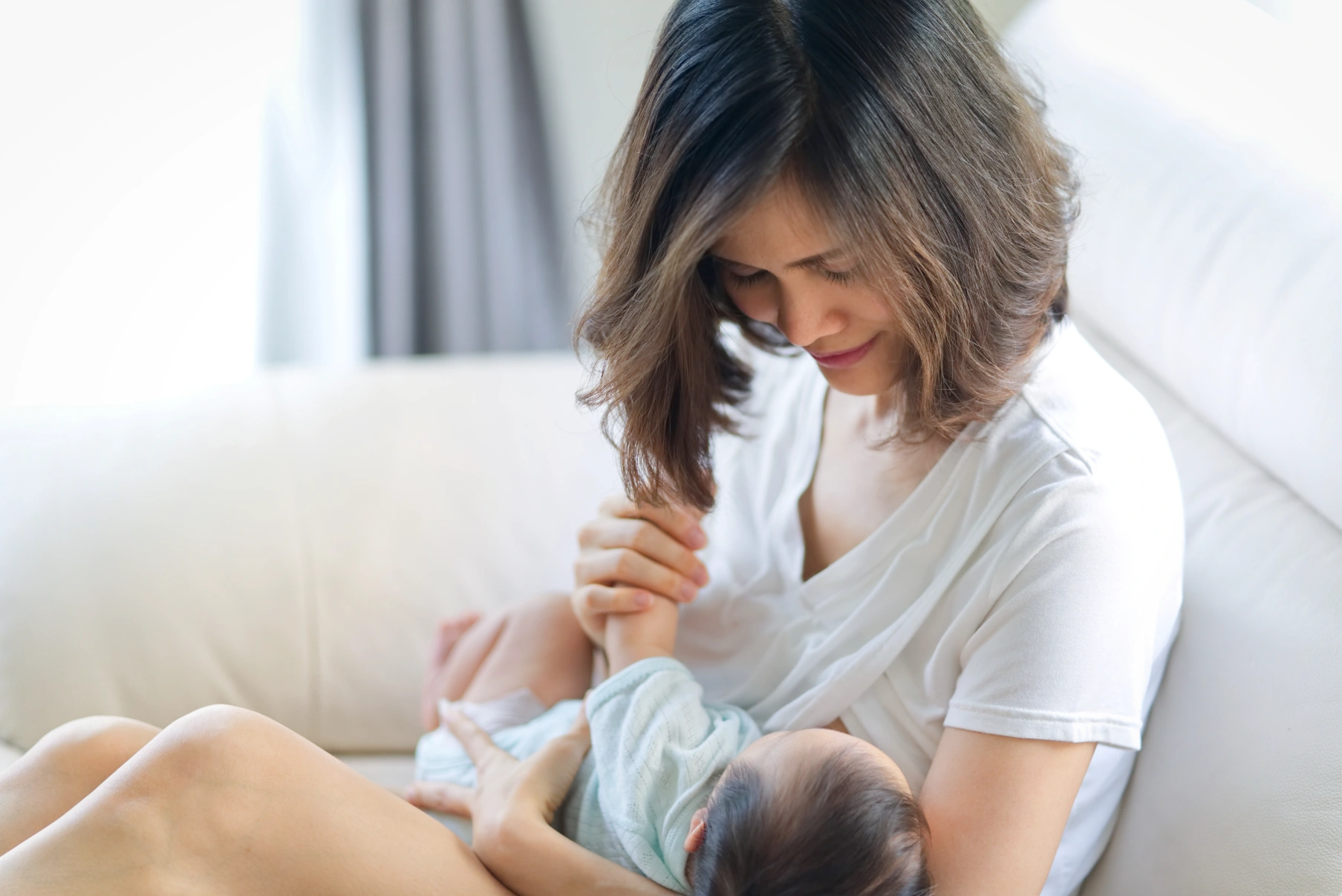 Ibu menyusu bayi